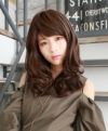 オールウィッグ【モアフェミニンカール】 品番A-663耐熱 着用イメージ7 カラーTMB：耐熱マロンブラウン 大人カジュアルにも