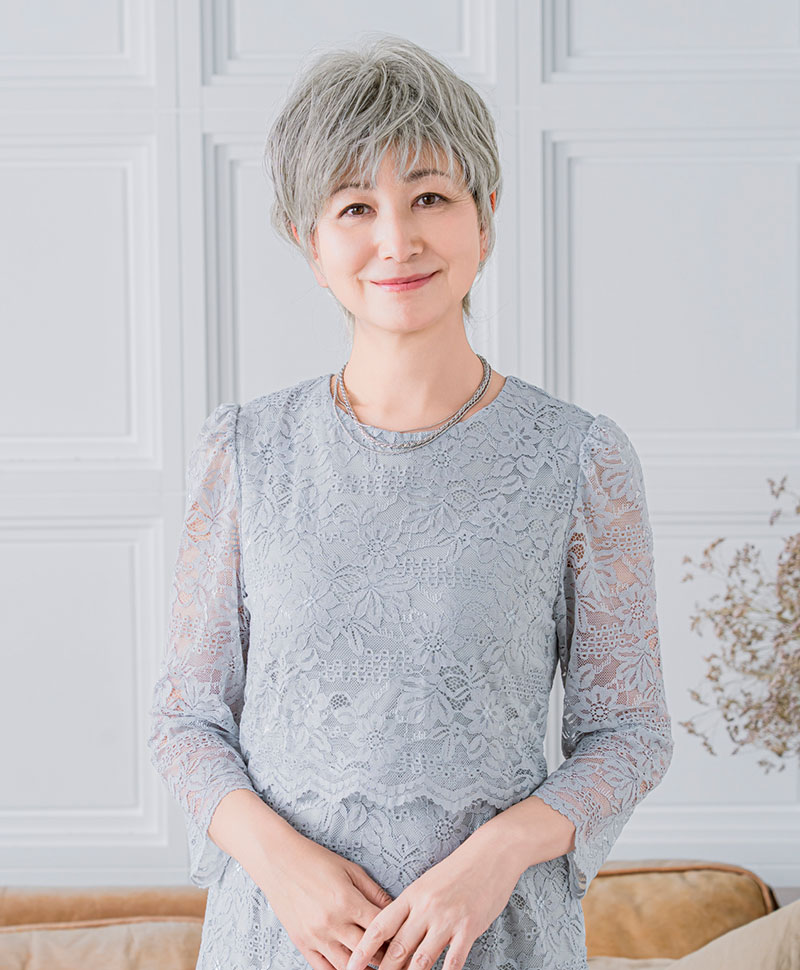 耐熱白髪かくしウィッグ(つむじタイプ) 品番【ST-004】 人毛のような自然さの新ファイバーを使用 着用イメージ2 カラー2N：ナチュラルブラック