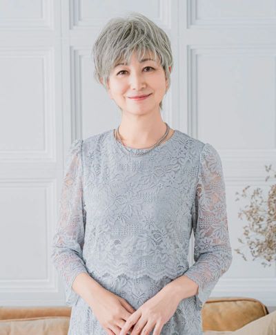 耐熱白髪かくしウィッグ(つむじタイプ) 品番【ST-004】 人毛のような自然さの新ファイバーを使用 着用イメージ2 カラー2N：ナチュラルブラック