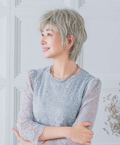 耐熱白髪かくしウィッグ(つむじタイプ) 品番【ST-004】 着用イメージ4 カラー2N：ナチュラルブラック サイド