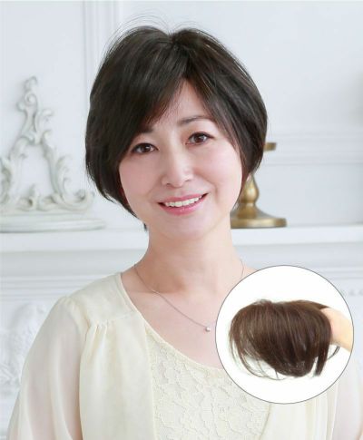 耐熱白髪かくしウィッグ(分け目タイプ) 品番【ST-005】 つむじのボリューム、分け目の白髪が気になる方におススメ 着用イメージ1 カラー：2Nナチュラルブラック