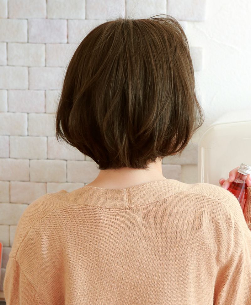 帽子ウィッグ（リラックス）【ボブ】 品番BO-02耐熱 着用イメージ11 カラーTDB：耐熱ダークブラウン バック