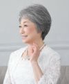 ミセスオールウィッグ【ミニマムショート】 品番A-111耐熱 つけ心地快適な伸縮キャップ使用 着用イメージ3 カラーTGH：耐熱グレイヘア