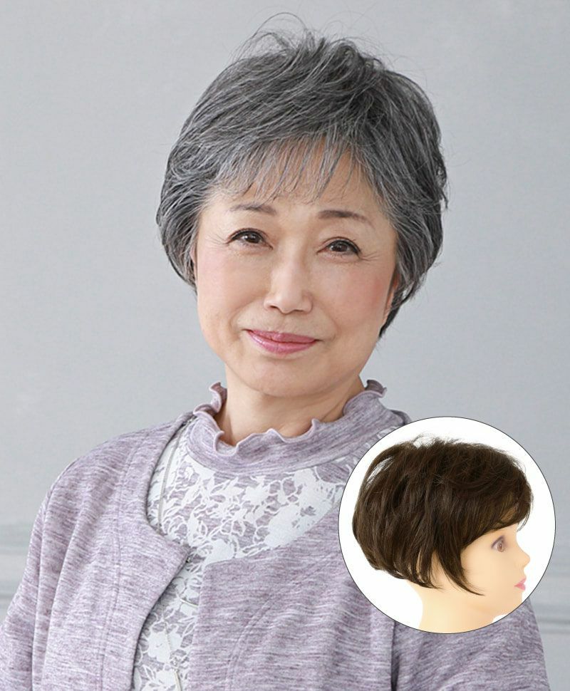 ミセス六分ウィッグ【フェザーカールハーフ】 品番A-116耐熱 人毛のような自然さの新ファイバーと、暑くなりにくく、つけ心地も快適な伸縮キャップを使用 着用イメージ1 カラーTDGH：耐熱ダークグレイヘア