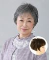 ミセス六分ウィッグ【フェザーカールハーフ】 品番A-116耐熱 人毛のような自然さの新ファイバーと、暑くなりにくく、つけ心地も快適な伸縮キャップを使用 着用イメージ1 カラーTDGH：耐熱ダークグレイヘア
