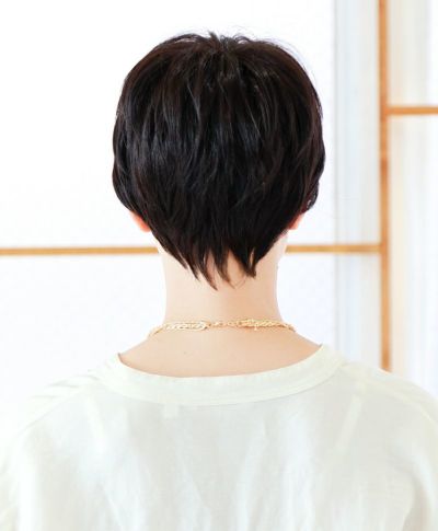 帽子ウィッグ(フィット）【ショート】  品番BO-12耐熱 着用イメージ6 カラーTCK：耐熱ショコラブラック