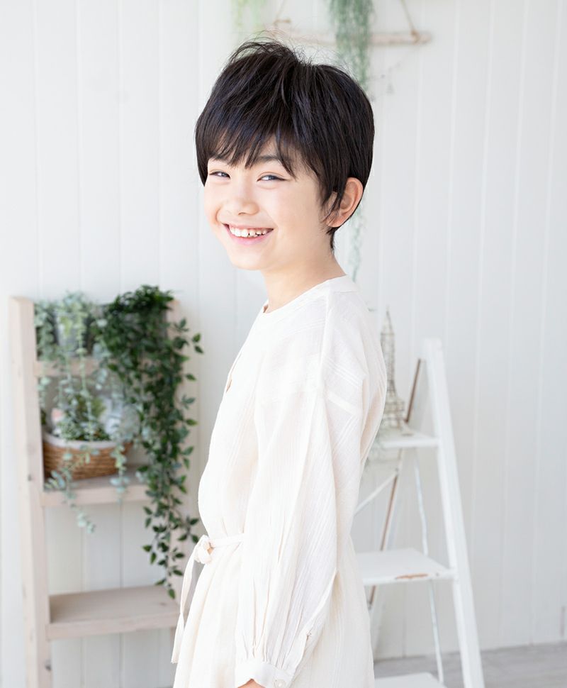 帽子ウィッグ(フィット）【ショート】  品番BO-12耐熱 着用イメージ9 カラーTCK：耐熱ショコラブラック お子様にも
