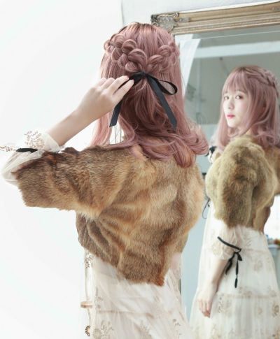  グラデーションカラーウィッグ【フリルカールミディ】 品番CTA-693 ほどよく透け感をプラスした ラフなサロン風カールミディ 着用イメージ1 カラー CTGL：耐熱グレーラベンダー