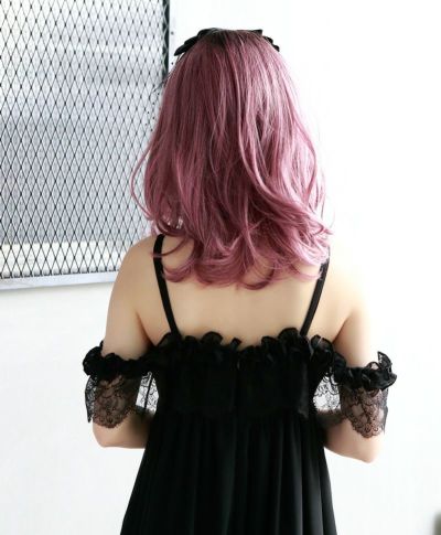  グラデーションカラーウィッグ【フリルカールミディ】 品番CTA-693 着用イメージ4 カラー CTDP：耐熱ダークプラム　後姿