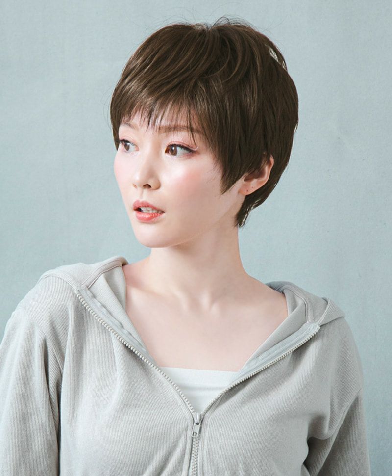 帽子ウィッグ（リラックス）【ベリーショート】品番BO-06耐熱 カラーTCK 耐熱ショコラブラック ミセス着用イメージ2