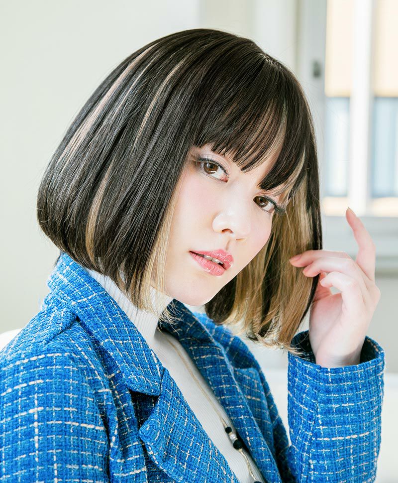 オールウィッグ(フルウィッグ)【ネオスタンダードボブ】 A-709耐熱 着用イメージ2　カラー TBIG:耐熱ブラックインナーゴールド