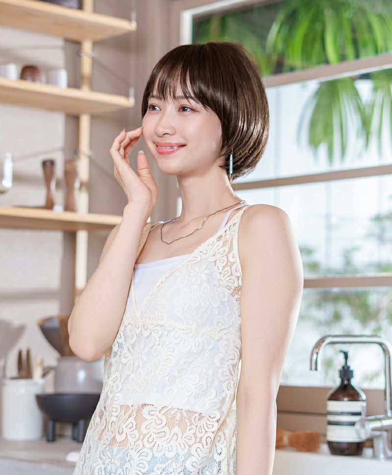 【公式サイト限定】PRISILA Limi手植えオールウィッグ(人毛ミックス)【アプリコットショート】品番/LA-002　カラー/ZNB:人毛ミックスナチュラルブラウン　着用イメージ13