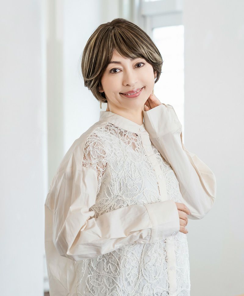 【公式サイト限定】PRISILA Limi手植えオールウィッグ(人毛ミックス)【アプリコットショート】品番/LA-002　マネキン着用フロント画像