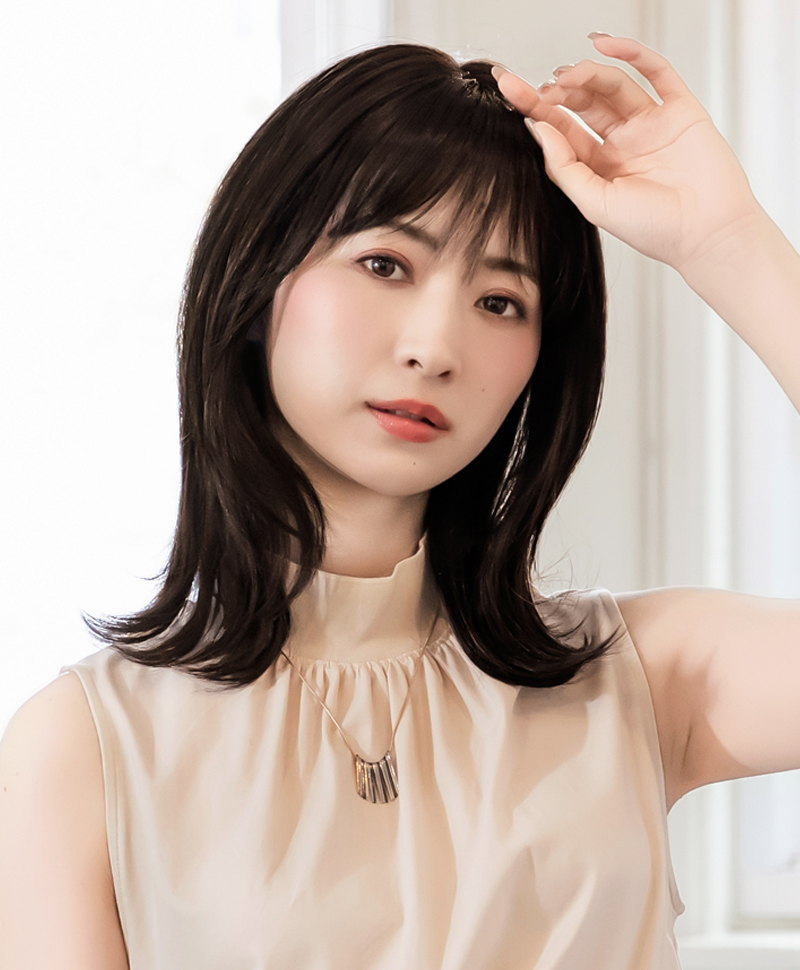 【公式サイト限定】PRISILA Limi手植えオールウィッグ(人毛ミックス)【フラネレイヤーミディ】品番/LA-004　カラー/ZNC:人毛ミックスナチュラルカラー　着用イメージ9